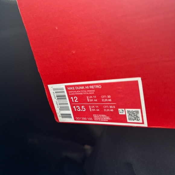 Nike Black and White Sneakers Iconic Design - Picture 2 of 2